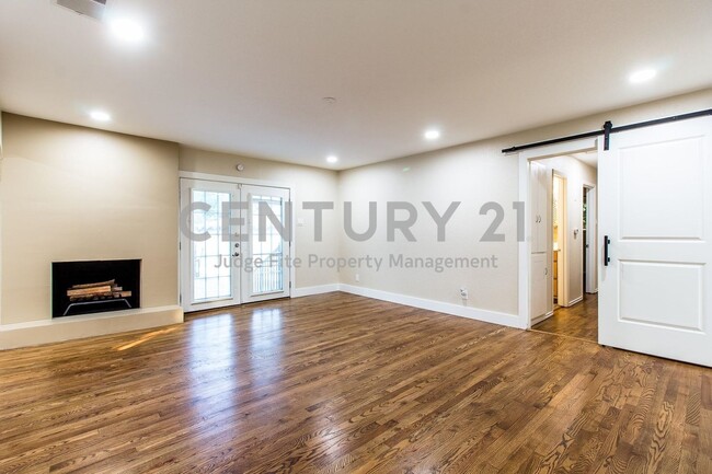 Building Photo - Stunning 3/2 in Great Dallas Location Read...