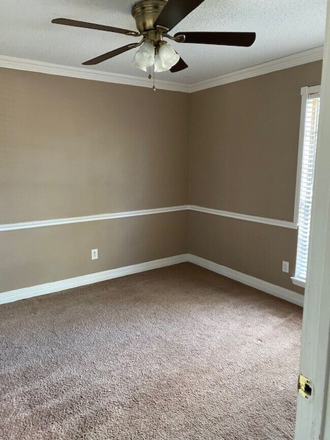 Building Photo - Lovely well cared for home on an extensive landscaped corner lot! Spacious family room with high ...