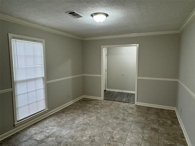 Building Photo - 2233 W Aberdeen Dr