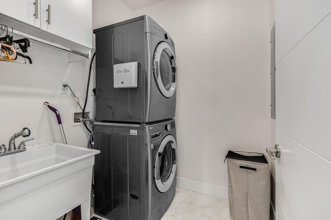 Building Photo - 826 SW 14th Ct