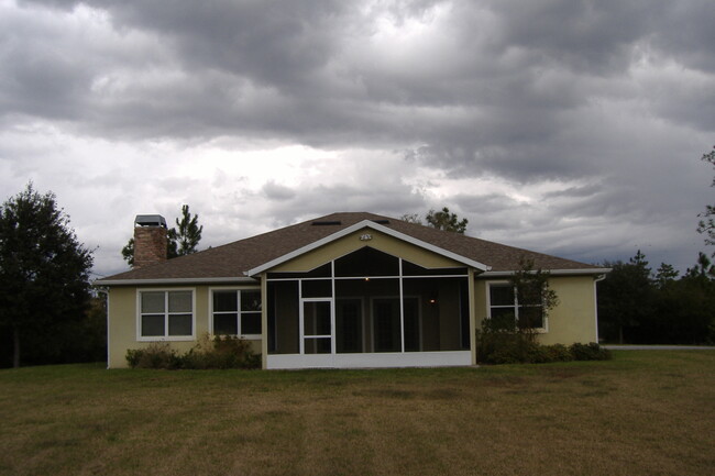 Building Photo - WEDGEFIELD SPACIOUS 4/2 HOME in The Acreage!