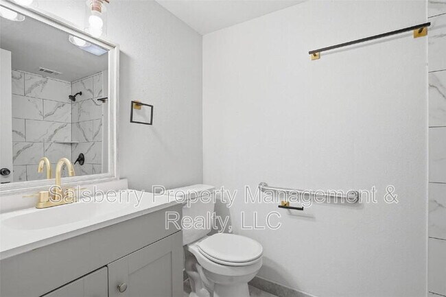 Building Photo - 1100 SE 9th St