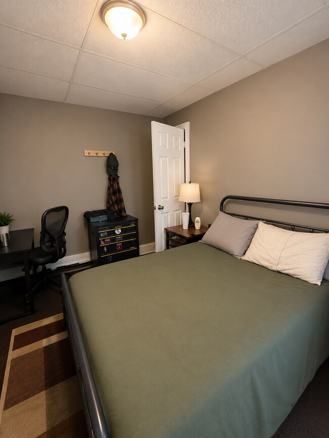 Building Photo - AVAILABLE Immediately - 2 BED 1 BATH