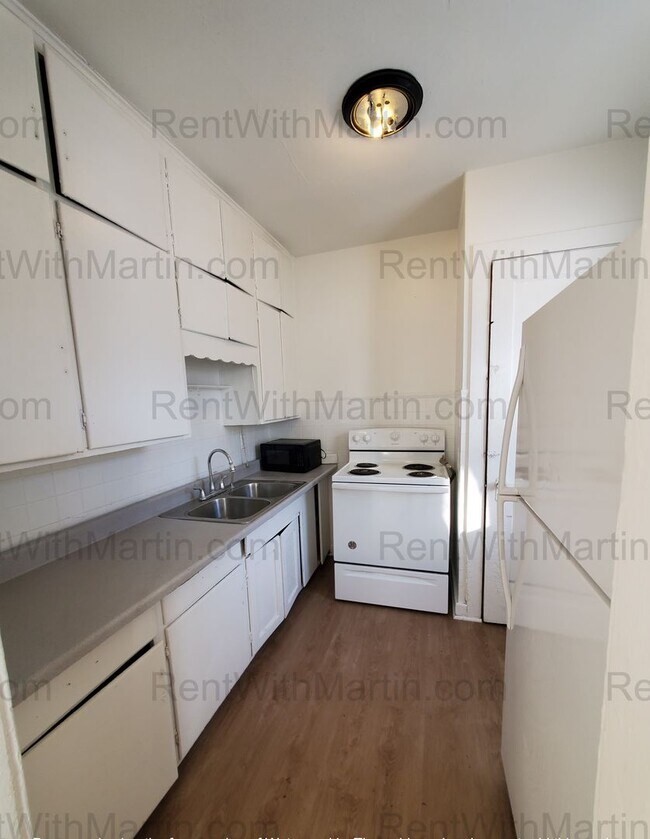 Building Photo - 824 Logan Ave