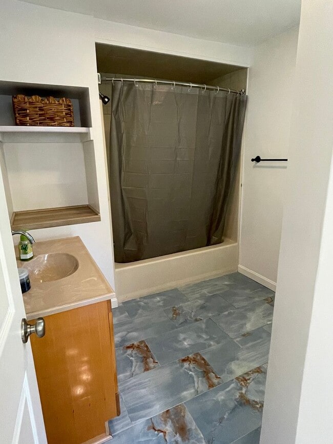 Building Photo - Charming 2BR Home Just Steps from the Beach!