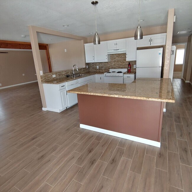 Building Photo - Beautiful home perfect for Stargazing!