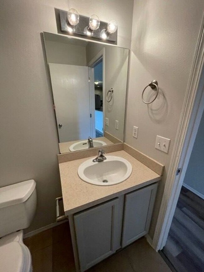 Building Photo - 4 Bedroom Walk out Basement Duplex in Ozark!