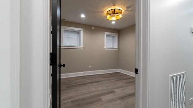 Building Photo - Contemporary 2-Bed, 2-Bath Garden Apartment in Uptown – Move-In Ready!