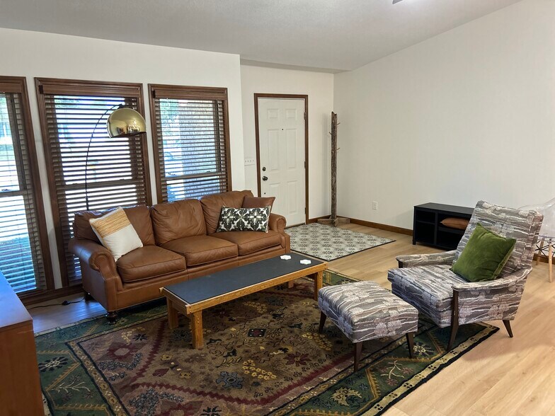 Building Photo - 6166 River Bluff Dr