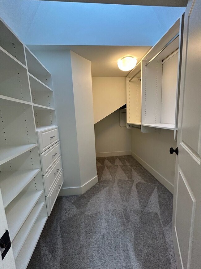 Building Photo - Queen Anne Townhouse