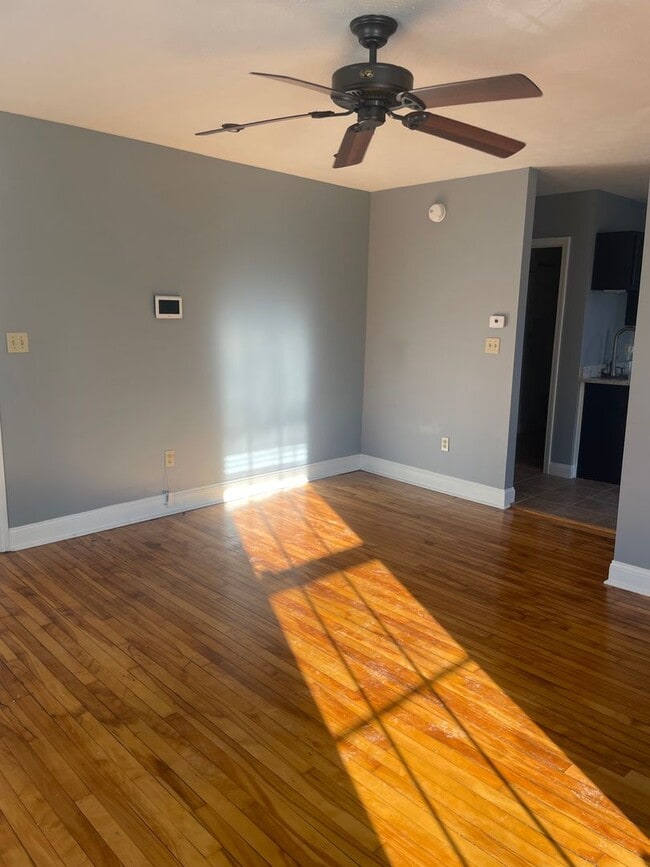 Building Photo - Beautiful 2BR/1BA Condo Available January 16th!!!  Great Portland Location!!!