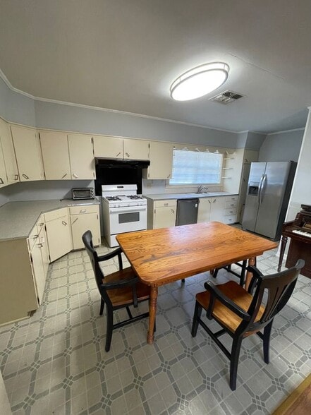 Building Photo - 208 St George St