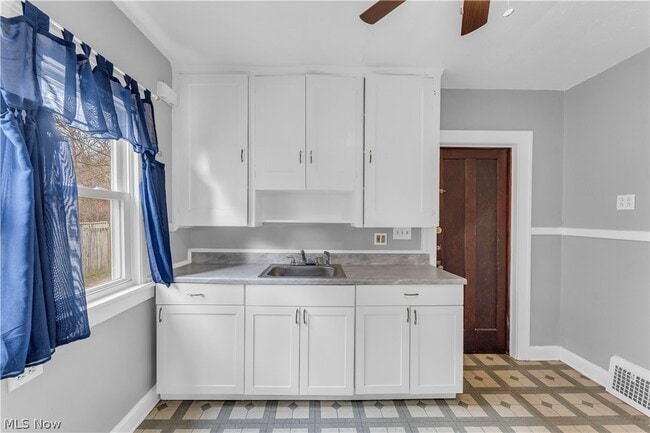 Building Photo - 1042 Mozina Dr