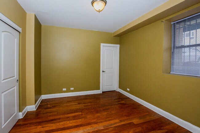 Building Photo - 2046 W Hood Ave