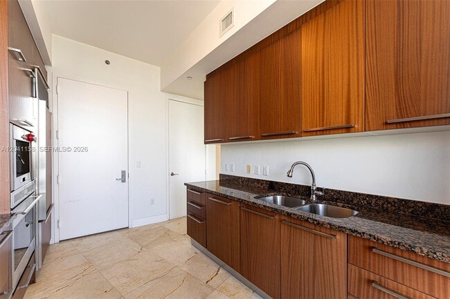 Building Photo - 15901 Collins Ave