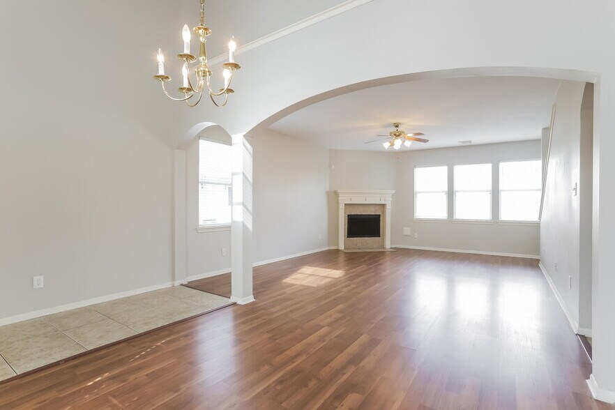 Building Photo - 3606 Evergreen Square Tr