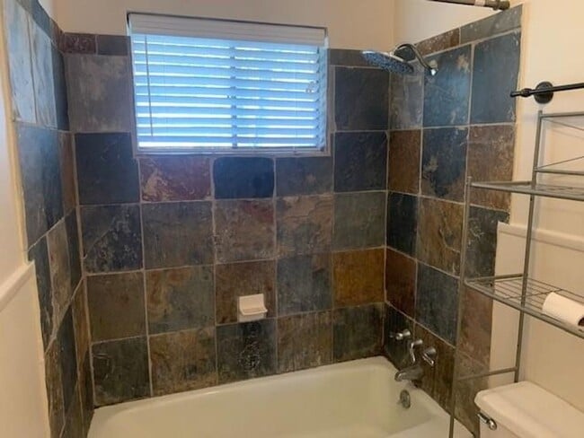 Building Photo - Beautiful 2 Bed Room 1 Bath