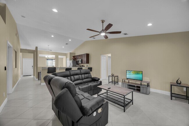 Building Photo - 1037 SW Payne Ave