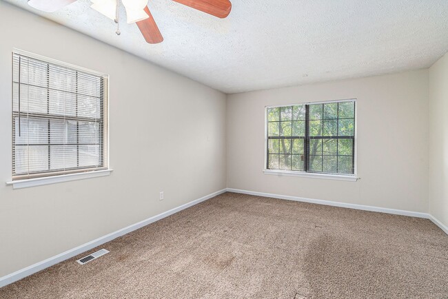 Building Photo - 4 bdrm, 2 bath home w/ a pool! Pool service included!