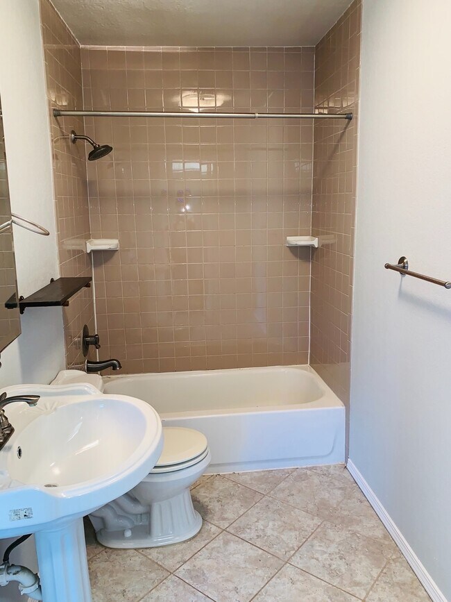 Building Photo - Awesome 3BD 2BA Home with HUGE Primary Bedroom in Lakewood Addition!!