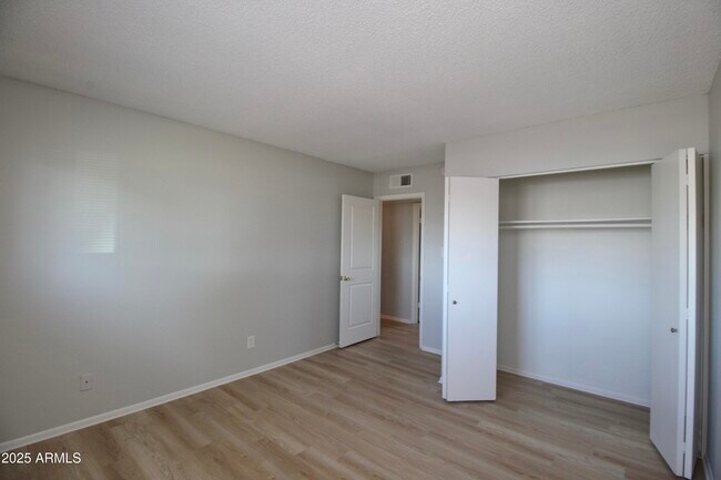 Building Photo - 537 E Laguna Dr