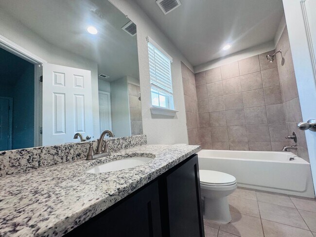 Building Photo - Best Duplex Community in Seguin