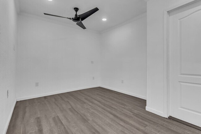 Building Photo - 5246 N Gareloch Ave