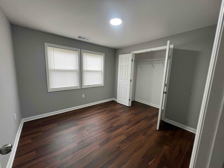 Building Photo - 1747 Center Way S