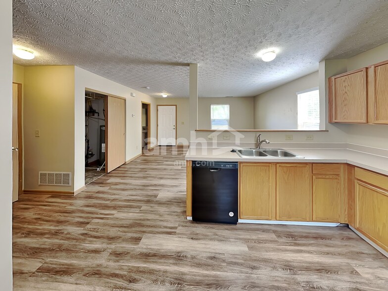 Building Photo - 5406 Englecrest Dr