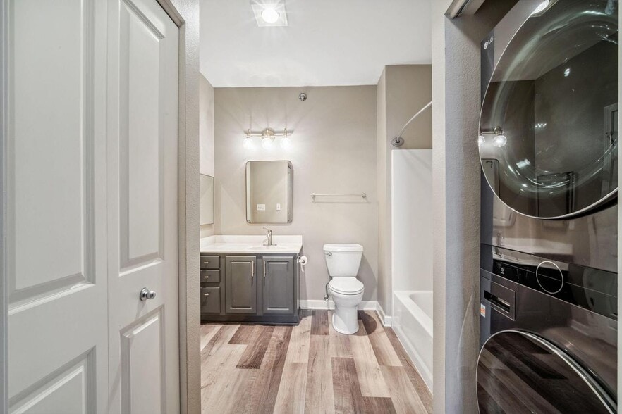 Building Photo - 4110 S Lake Dr