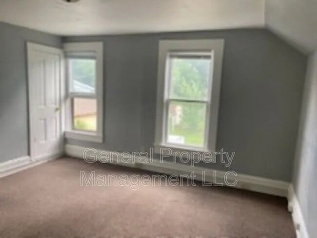 Building Photo - 2 bed 1 bath upstairs duplex for rent August 1st