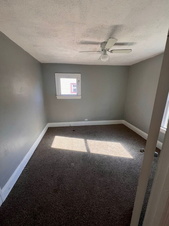 Building Photo - 4 bedroom