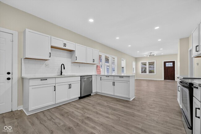 Building Photo - 320 W 39th St