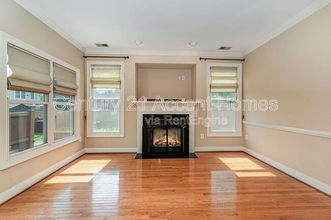 Building Photo - 515 N Henry St