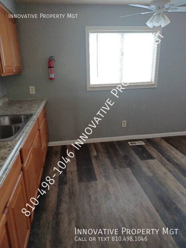 Building Photo - 1124 W Bergin Ave