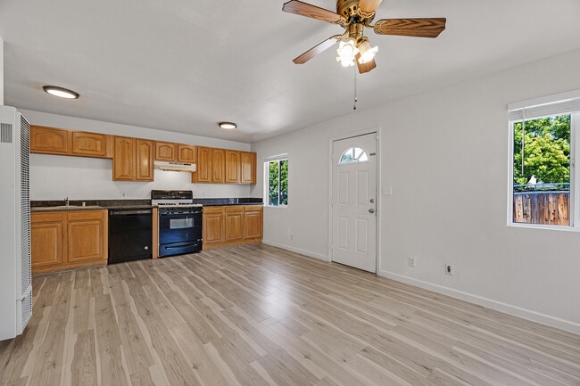 Building Photo - 4067 Vineyard Ave