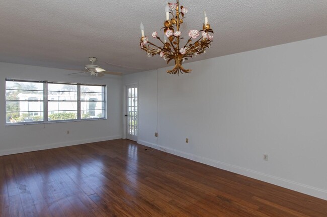 Building Photo - 1502 S Lakeside Dr
