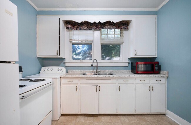 Building Photo - Charming Historic 2BR Apartment with Garag...