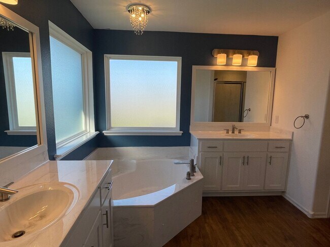 Building Photo - Spectacular 4 bedroom, 2 bath home in Owasso