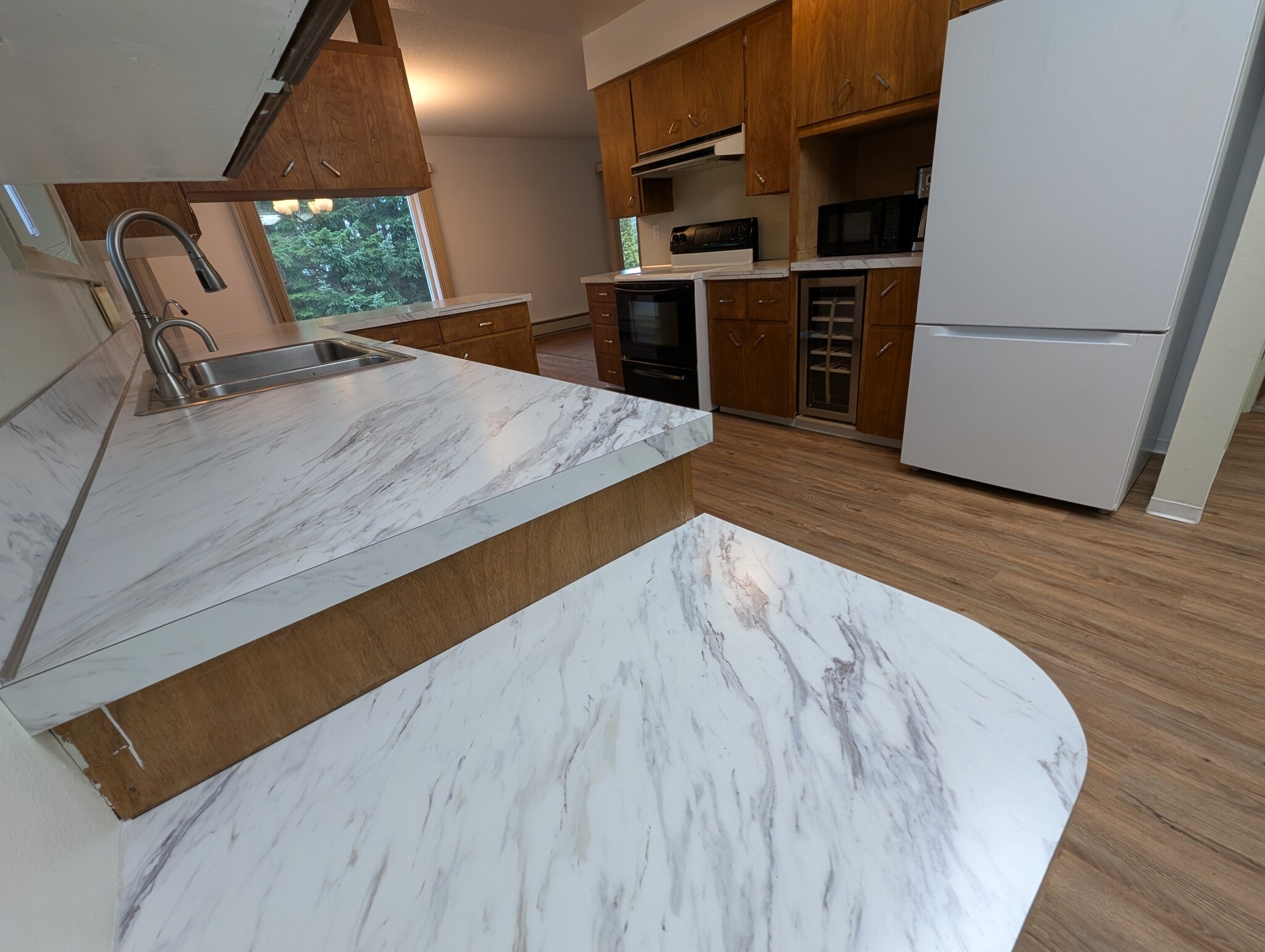 sitting counter in kitchen - 2575 Yew Street Rd