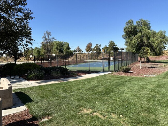 Building Photo - Gorgeous 4 Bedroom, 2.5 Bath Single Story in Summer Lakes Community