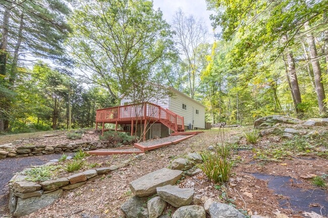 Building Photo - 2 Bedroom Ranch with Scenic Setting