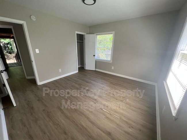 Building Photo - 2440 Diane Ave