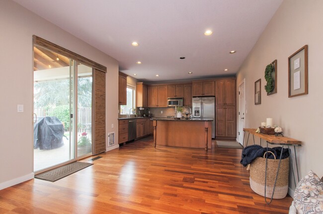 Building Photo - Large 3 bdrm / 2.5 bath with open floor pl...