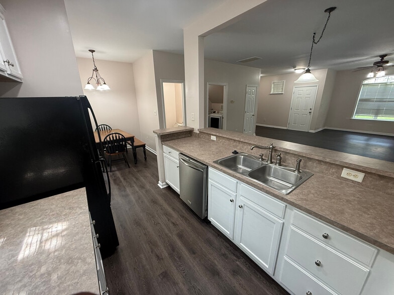Building Photo - Room in Townhome on McGoogan Ln