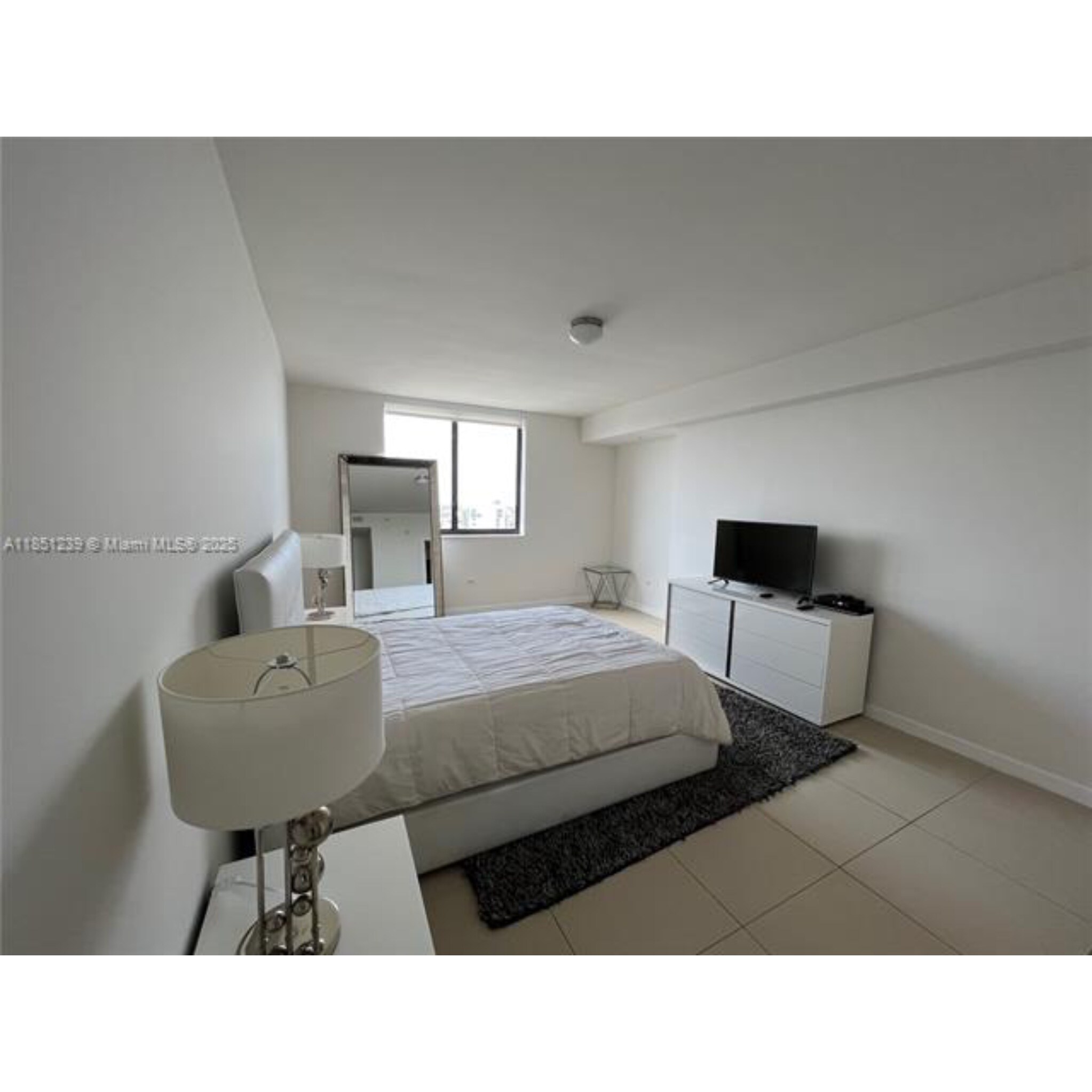 Building Photo - 999 SW 1st Ave