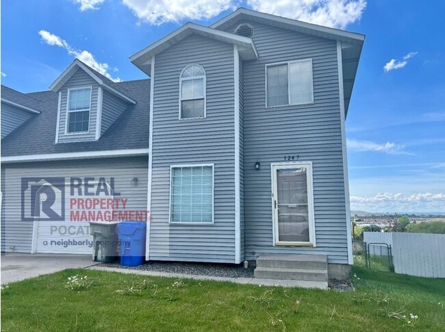 Building Photo - 3 bed 1.5 Bath Duplex - 1 Car Garage