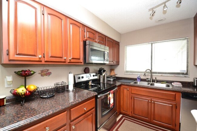 Building Photo - Fantastic 3 BR Lake Mary Home with vaulted...