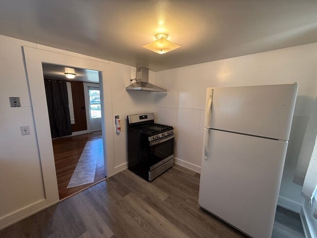 Building Photo - Charming 2 Bedroom 1 Bath Home