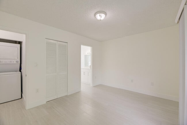 Building Photo - 2100 Brickell Ave